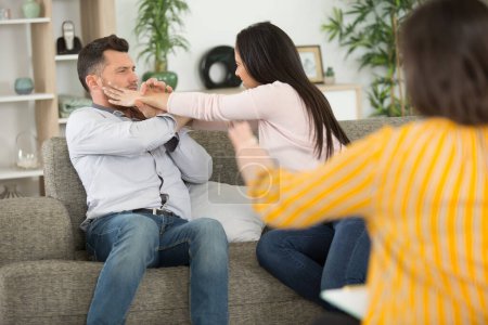 mujer agresiva gritándole a su marido durante la terapia