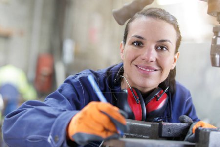 carpintero femenino en el trabajo sonriendo