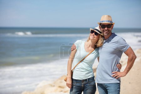 Aktives Paar am Strand