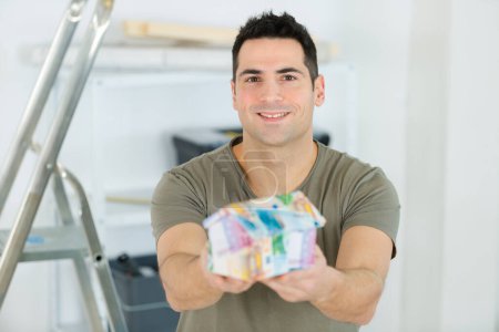 Mann spart viel Geld, indem er Haus selbst renoviert
