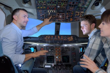 piloto mostrando a su familia la cabina del avión privado