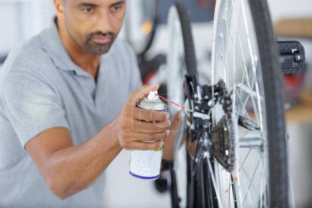 experiencia técnica teniendo cuidado tienda de bicicletas
