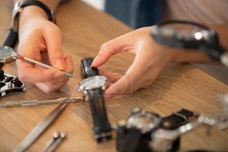 Nahaufnahme einer Armbanduhr, die repariert wird
