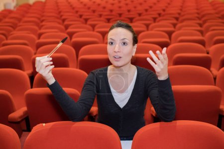 Theaterregisseur macht frustrierte Geste