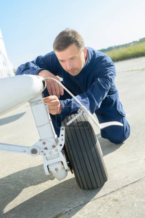 Flugzeugmechaniker überprüft Fahrwerk