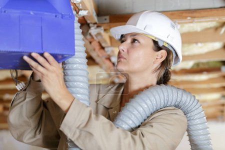 electricista femenina solucionando problema de electricidad