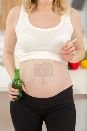 Schwangere mit Bier und Zigarette
