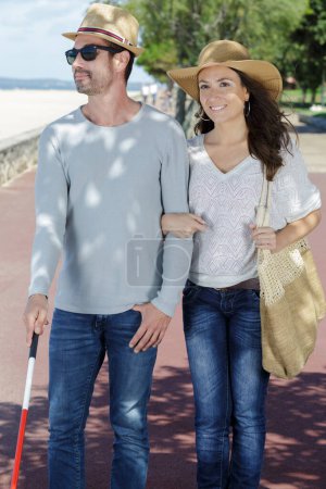 Paar geht spazieren Mann ist sehbehindert