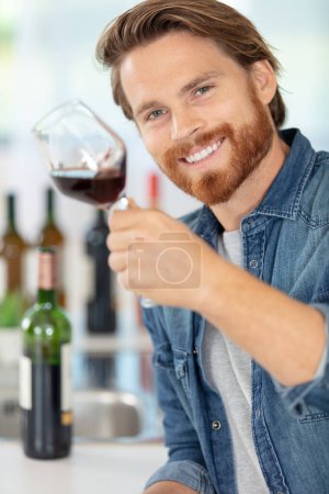 retrato del hombre feliz inclinando la copa de vino