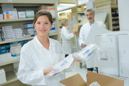 farmacéutico del hospital con suministros recién entregados