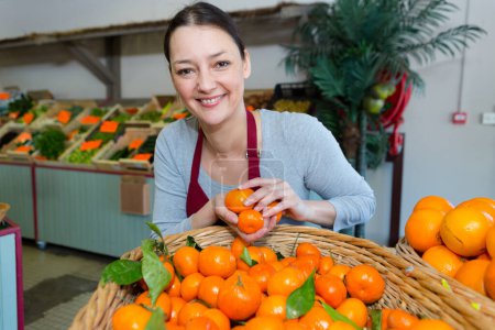 retrato de una vendedora naranja posando