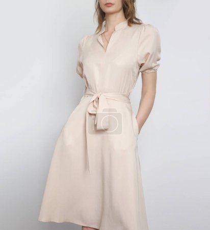 Téléchargez les photos : Studio shot de femme en robe d'été simple et chic en viscose beige. - en image libre de droit