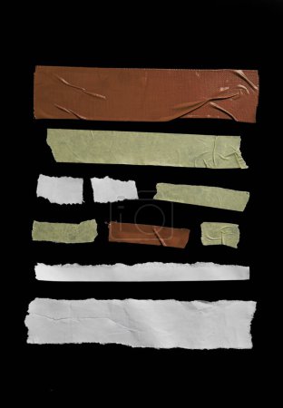 Foto de Conjunto de piezas de cinta de uso general y papeles arrugados aislados en negro, elementos de diseño - Imagen libre de derechos