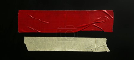 Foto de Conjunto de piezas de uso general de cinta amarilla y roja aislada en negro - Imagen libre de derechos