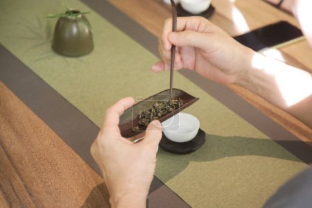 Foto de Ceremonia del té chino experiencia. Exquisito té caliente en la tradicional ceremonia del té chino. Grupo de mujeres que participan en una clase tradicional de ceremonia del té, serie de fotos. - Imagen libre de derechos