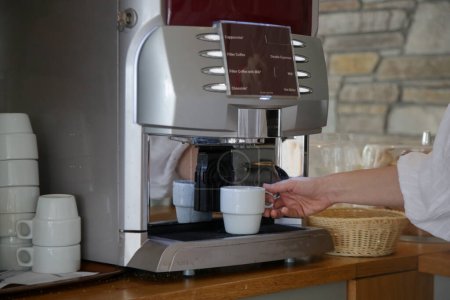 Téléchargez les photos : Femme faisant du café avec la machine à café à la cafétéria libre-service - en image libre de droit
