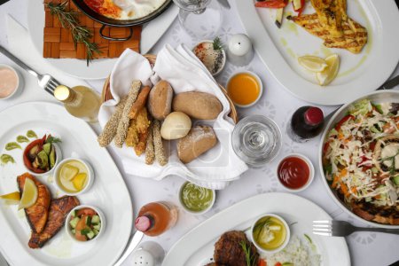 Verschiedene mediterrane Gerichte und Weine auf dem Restauranttisch