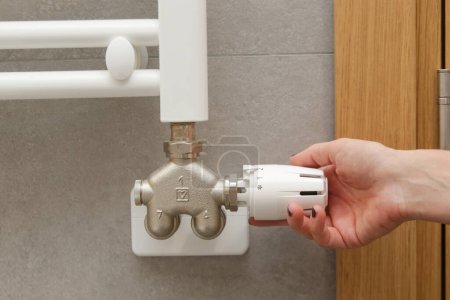 Téléchargez les photos : Robinet thermostat de radiateur à réglage manuel pour femme, système de chauffage central - en image libre de droit