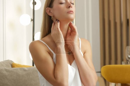 Téléchargez les photos : Femme blanche qui se touche la gorge. Mal de gorge, rhume, grippe, amygdalite ou problème de glande thyroïde - en image libre de droit