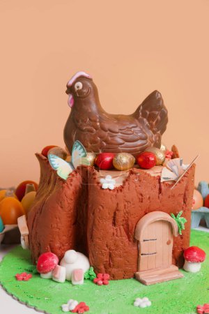 Téléchargez les photos : Gâteau en bois rond de Pâques avec aspect texturé sur le tronc d'arbre et lapin de Pâques - en image libre de droit