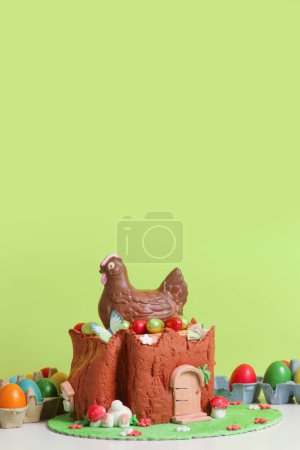 Téléchargez les photos : Gâteau en bois rond de Pâques avec aspect texturé sur le tronc d'arbre et lapin de Pâques - en image libre de droit