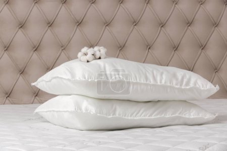 Téléchargez les photos : Oreillers blancs confortables et doux sur un lit - en image libre de droit