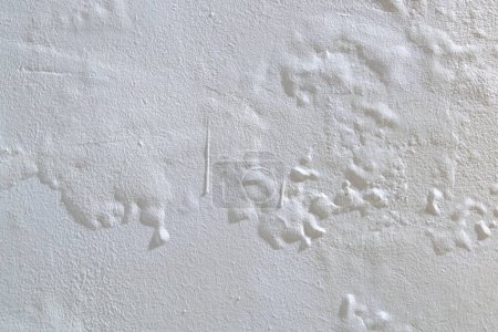 Salpeter an der Wand, Nahaufnahme einer Wand, die mit Wasser befleckt ist. Kaliumnitrat, das in den Baustoffen vorhanden ist, kommt mit Sauerstoff in Kontakt und erzeugt überschüssige Feuchtigkeit