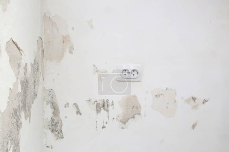 Salitre en la pared, primer plano de la pared manchada con infiltración de agua. Nitrato de potasio, que está presente en los materiales de construcción entra en contacto con el oxígeno y crea exceso de humedad