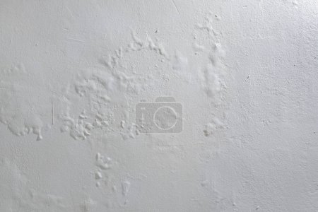 Salpeter an der Wand, Nahaufnahme einer Wand, die mit Wasser befleckt ist. Kaliumnitrat, das in den Baustoffen vorhanden ist, kommt mit Sauerstoff in Kontakt und erzeugt überschüssige Feuchtigkeit