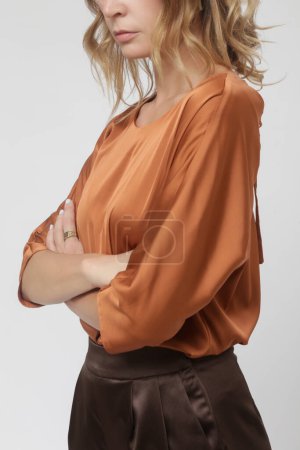 Série de photos studio de jeunes mannequins féminins portant une belle tenue simple, une blouse en satin de soie et un pantalon large