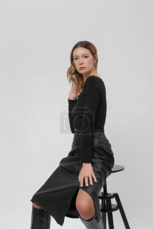 Série de photos de studio de modèle féminin dans tout look noir, sh