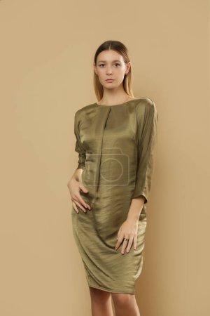 Série de photos studio de mannequin femme en robe de soie verte