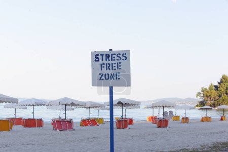 Stressfreies Zome-Schild am Strand 