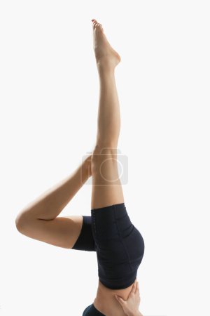 Junge Frau übt Stretching Yoga Positionen, Wohlbefinden und Self Care Konzept