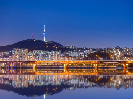 Skyline der Stadt Seoul und Wolkenkratzer im und am Fluss han, Südkorea.