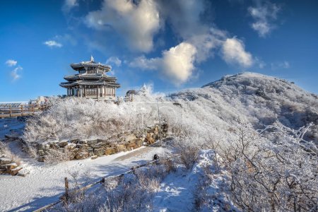 Foto de Deogyusan montañas está cubierto de nieve en invierno, Corea del Sur.
. - Imagen libre de derechos