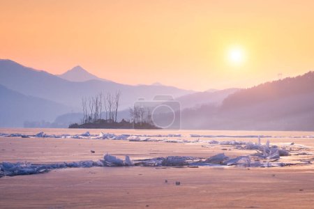 Téléchargez les photos : Hiver en Corée, Dumulmeori et lac de glace de Yangpyeong en hiver en Corée du Sud
. - en image libre de droit