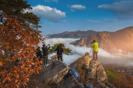 Téléchargez les photos : Touriste avec sac à dos admirant le paysage en automne Dans la matinée, automne à Jebibong de Waraksan Mountain National Park, Corée du Sud. - en image libre de droit