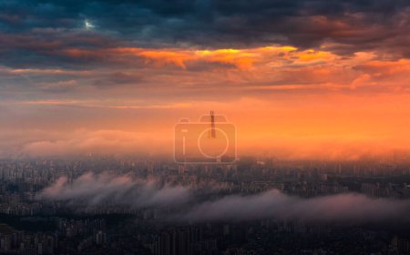 Foto de La belleza de Seúl al atardecer cubierta de niebla, Seúl, Corea. - Imagen libre de derechos