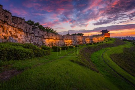 Foto de Antigua muralla de la ciudad en la fortaleza de Hwaseong después de la puesta del sol, arquitectura tradicional de Corea en Suwon, Corea del Sur. - Imagen libre de derechos