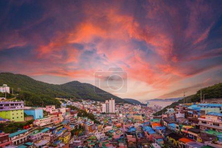 Téléchargez les photos : Gamcheon Culture Village au coucher du soleil à Busan, Corée du Sud. - en image libre de droit