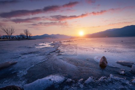 Téléchargez les photos : Lac gelé en Corée du Sud en hiver au lever du soleil et grands arbres en arrière-plan à Dumulmeori, Yangpyeong, Corée du Sud. - en image libre de droit