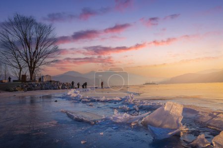 Téléchargez les photos : Lac gelé en Corée du Sud en hiver au lever du soleil et grands arbres en arrière-plan à Dumulmeori, Yangpyeong, Corée du Sud. - en image libre de droit