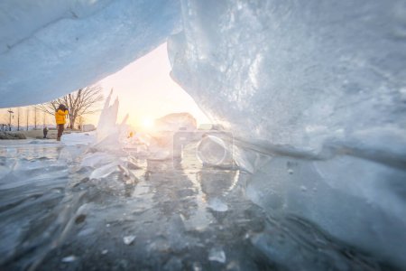 Téléchargez les photos : Lac gelé en Corée du Sud en hiver au lever du soleil à Dumulmeori, Yangpyeong, Corée du Sud. - en image libre de droit