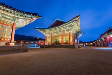 Foto de Gyeongbokgung Palace por la noche es hermoso, Seúl, Corea del Sur. - Imagen libre de derechos