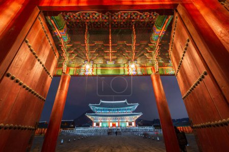 Foto de Gyeongbokgung Palace por la noche es hermoso, Seúl, Corea del Sur. - Imagen libre de derechos