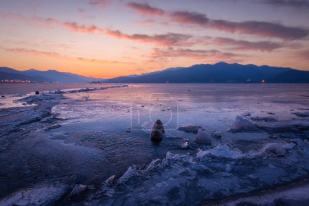 Téléchargez les photos : Lac gelé en Corée du Sud en hiver au lever du soleil à Dumulmeori, Yangpyeong, Corée du Sud. - en image libre de droit