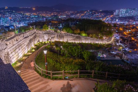 Téléchargez les photos : Paysage urbain coréen la nuit au parc Naksan avec murs anciens à Séoul, Corée du Sud. - en image libre de droit