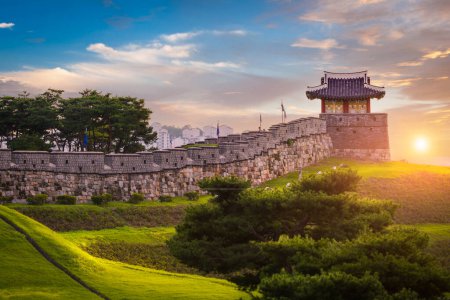 Téléchargez les photos : Forteresse de Hwaseong au coucher du soleil, Architecture traditionnelle de la Corée à Suwon, Corée du Sud
. - en image libre de droit