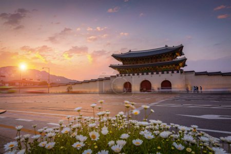 Téléchargez les photos : Palais Gyeongbokgung, Voitures passant devant la porte de Gwanghuamun au coucher du soleil au centre-ville de Séoul, Corée du Sud. Nom du palais 'Gyeongbokgung' - en image libre de droit